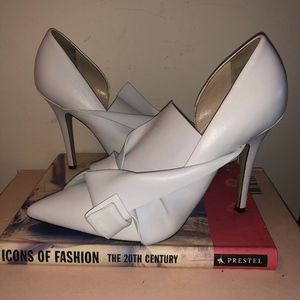 No.21 White Leather Pumps